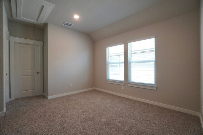 Building Photo - 136 Greinert Dr