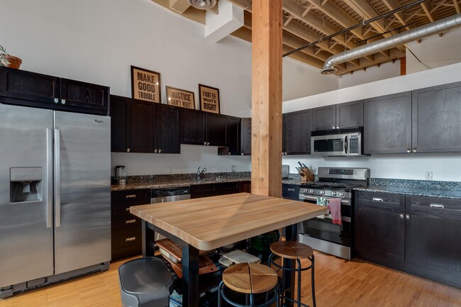 Building Photo - 200 River Pl Dr