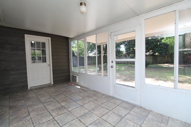 Building Photo - Updated 3/2 Brick Home in Northeast Pensac...