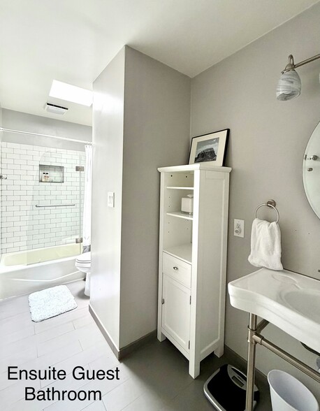Ensuite Guest Bath with Tub/Shower - 615 Bishops Lodge Rd