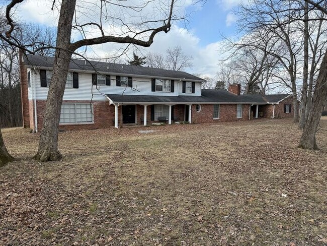 Building Photo - Massive 12 Bedroom House in Madison