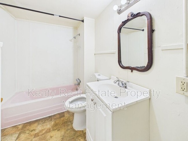 Building Photo - 119 Delories St
