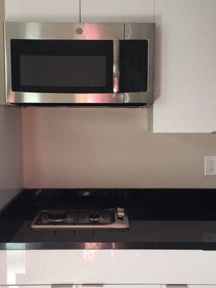Microware + gas Stove - 5272 Yorkton Way