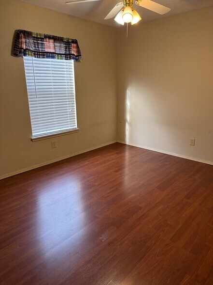 Building Photo - 503 Rosewood Ln