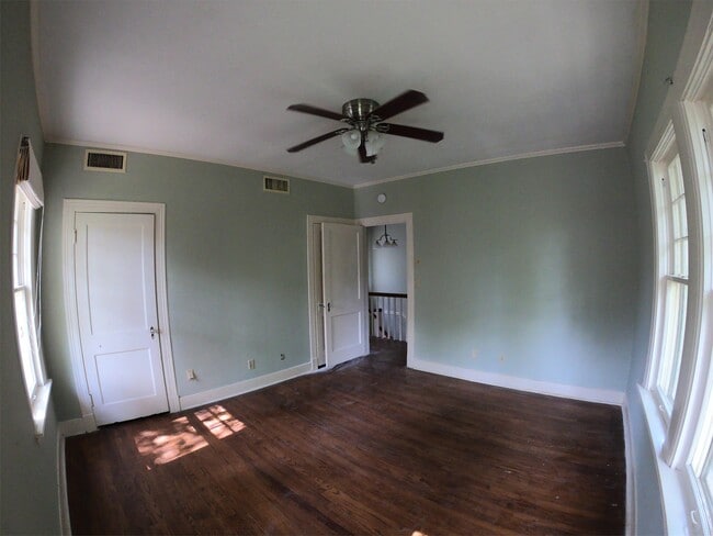 Building Photo - 824 Oakwood St