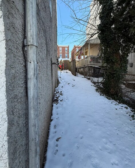 Building Photo - 1069 Powell St