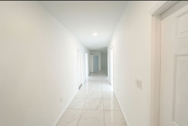 Building Photo - MUST SEE -2/2/1+OPEN DEN-DUPLEX IN GREENBR...