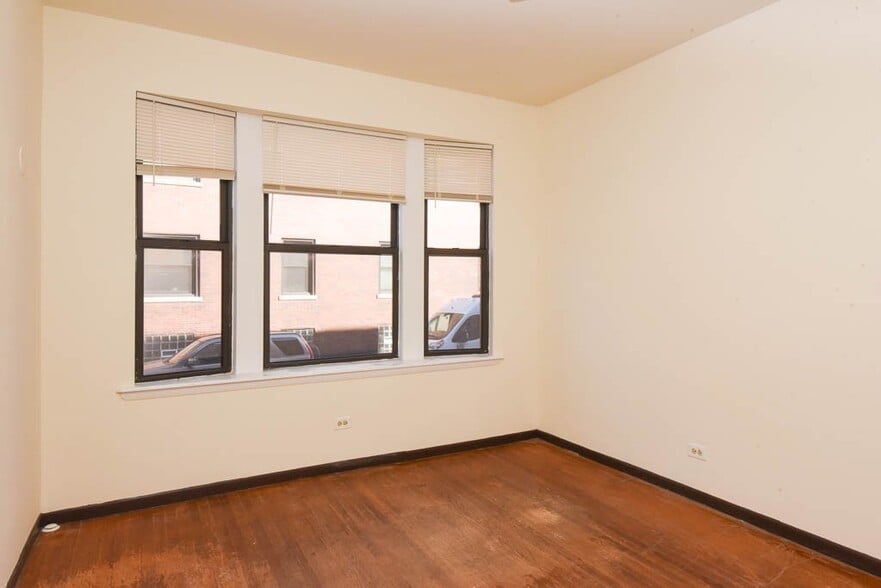 Building Photo - 3149 W Medill Ave