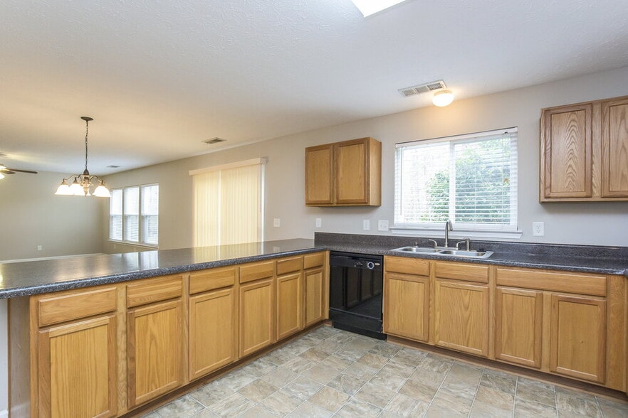 Building Photo - 130 Sugar Berry Pl
