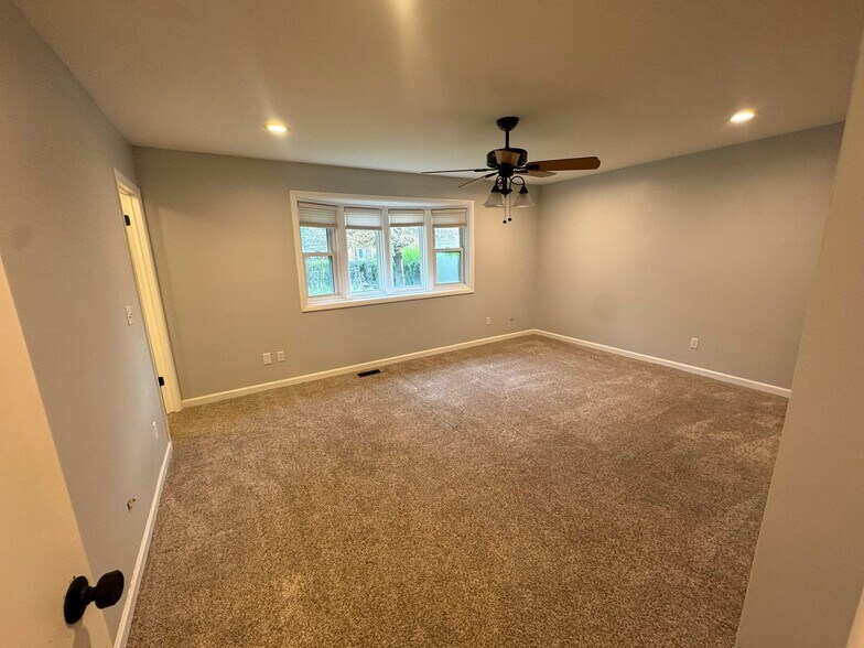 Building Photo - 992 Halcyon Dr