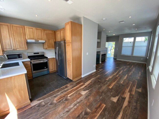 Building Photo - ALMADEN LAKE - Updated townhome with centr...