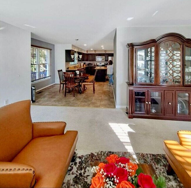 Building Photo - Amazing 5 BR/3.5 BA Single-Family Home in ...