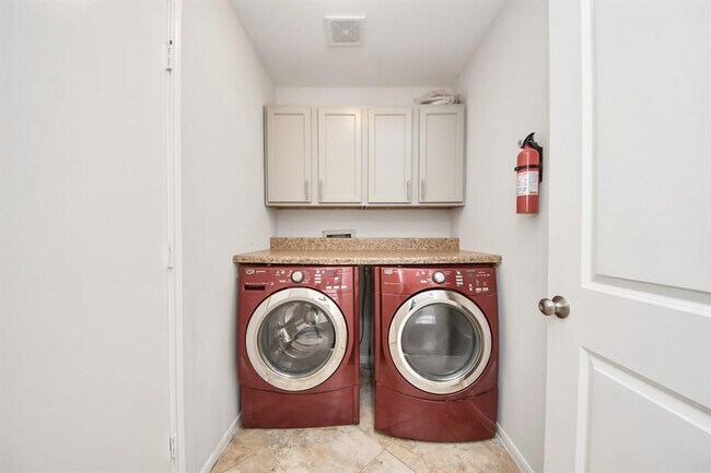 Building Photo - 2706 Plantation Dr