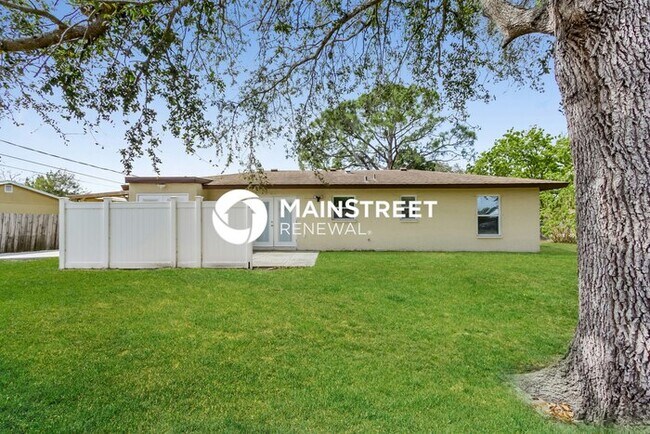 Building Photo - 3 Bedroom Pet-Friendly Home in Sarasota, FL with Main Street Renewal