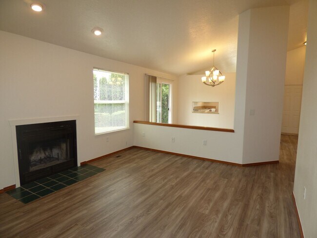 Building Photo - Rent Special: 1/2 Off August's Rent!! 3 bed 2 bath House in South Salem!