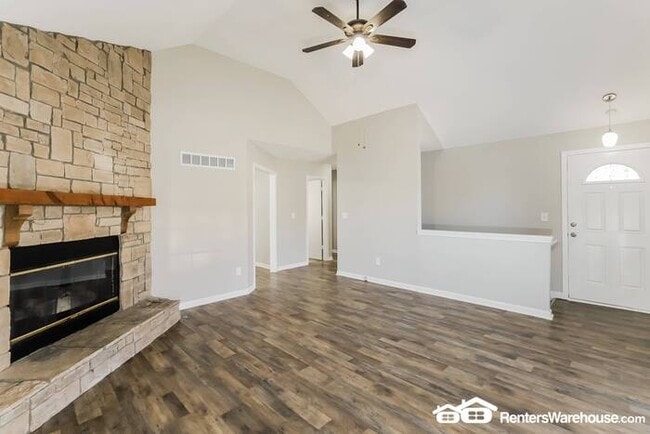 Building Photo - 3 Bed 2 Bath Home Available NOW!