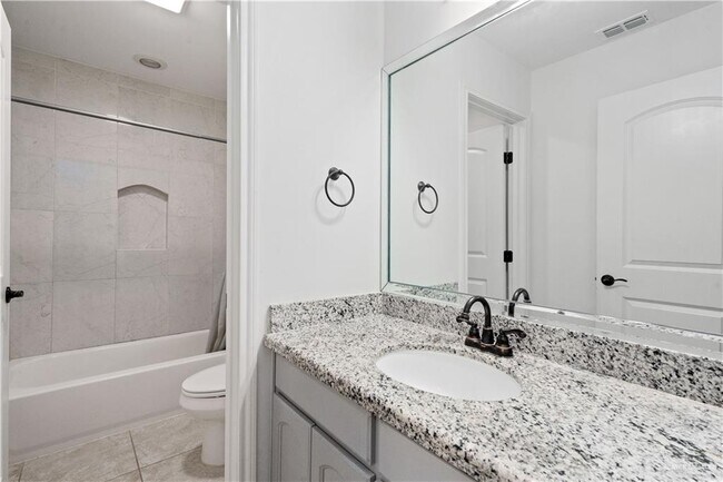 Building Photo - 21 N 26th Dr