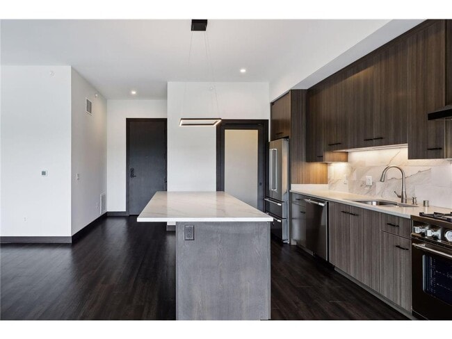 Building Photo - 253 Lake St E