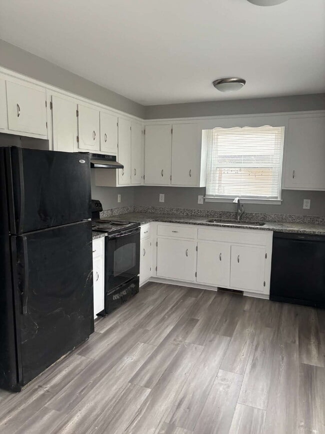 Building Photo - 392 Roselawn Dr