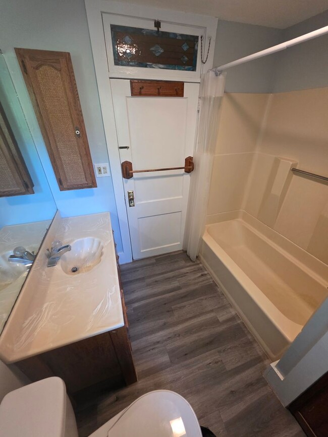 Building Photo - Charming 3 Bedroom Apartment in Millbrook,...