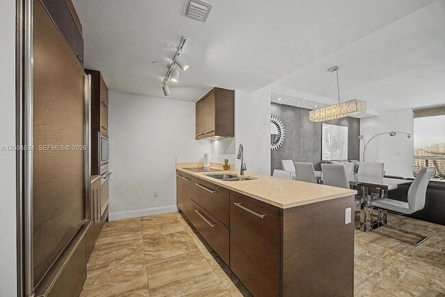 Building Photo - 485 Brickell Ave