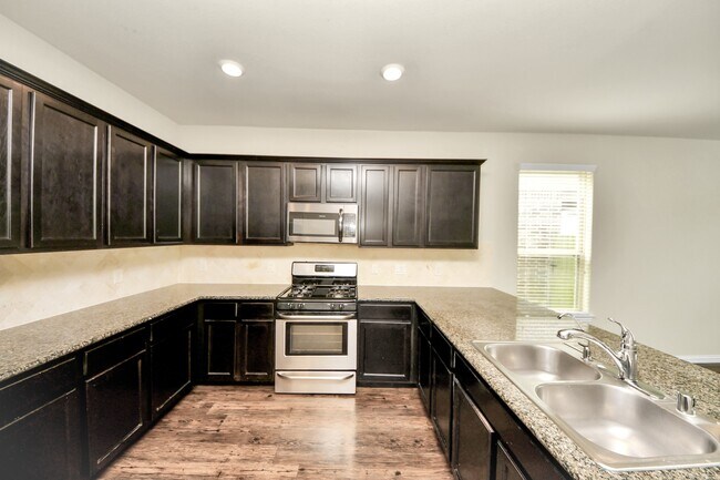 Building Photo - 1437 Northwood Springs Dr