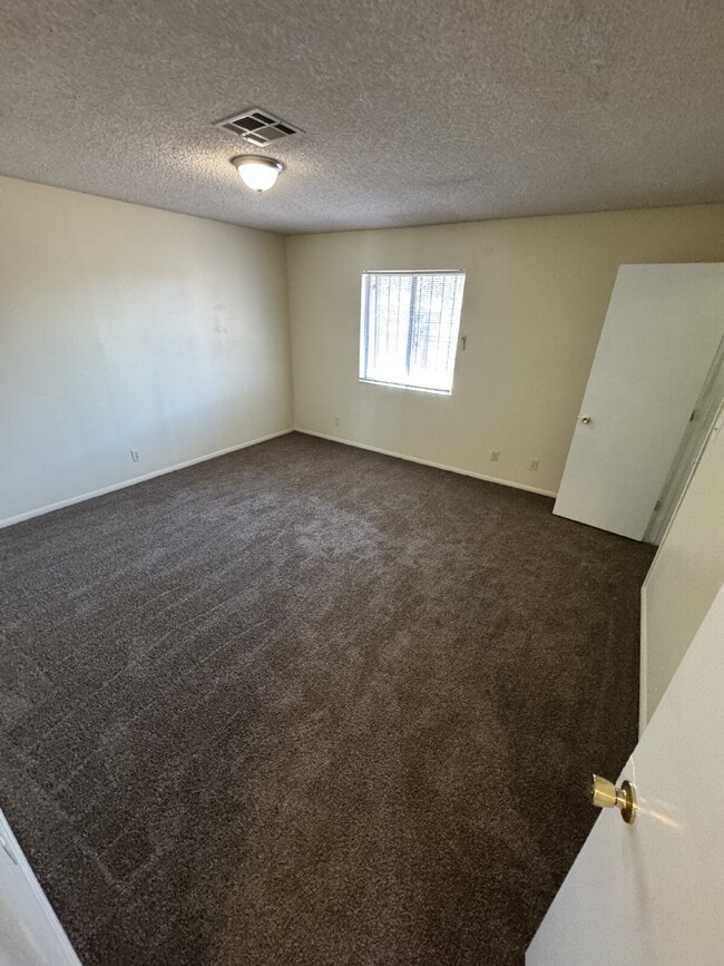 Building Photo - 2 bedroom 2 bath Single Story located in H...