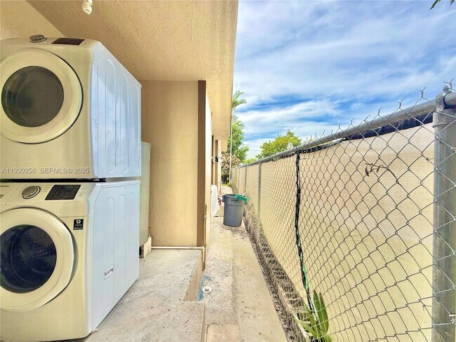 Building Photo - 1001 NW 23rd Ct