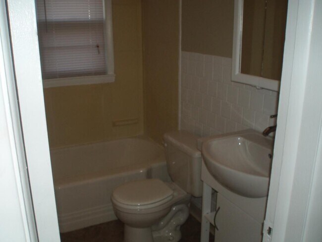Building Photo - 922 Melvin Court # 2