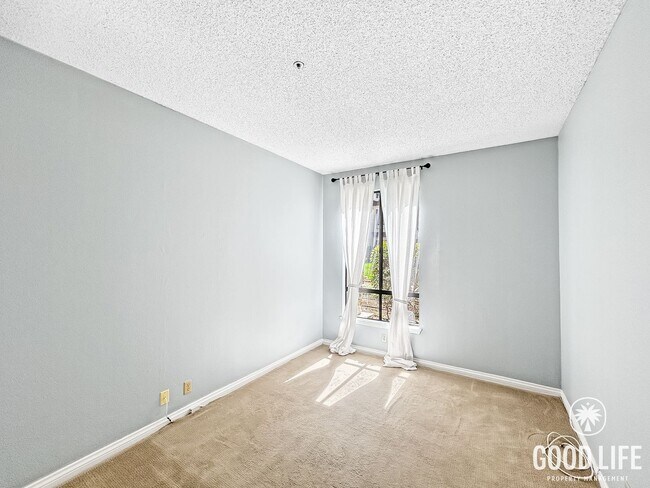 Building Photo - Beautiful 2BD/2BA w/ A/C, Reserved Parking, and In-Unit Laundry in Mission Valley!