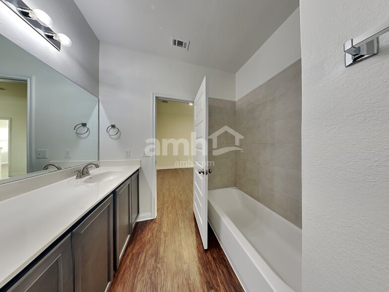 Building Photo - 5813 Monmarte Cove