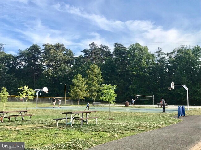 Building Photo - 11 Silverway Dr