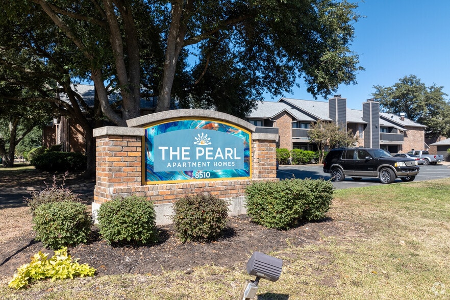 Signage - The Pearl