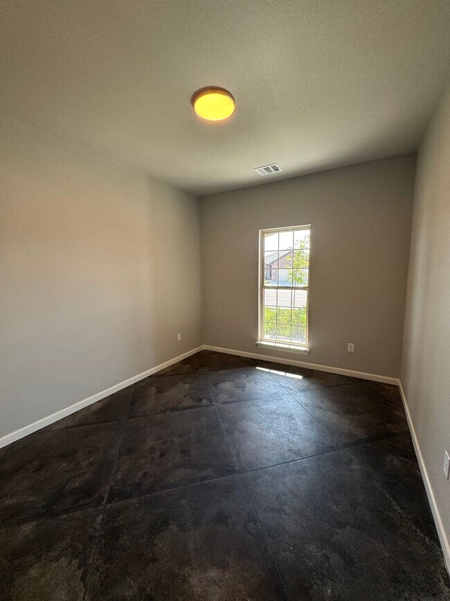 Building Photo - Large 3bedroom 2 bathroom New built 2025 1...