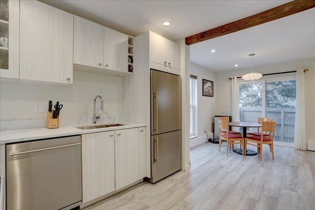 Building Photo - Stunning Remodeled Townhome in North Boulder