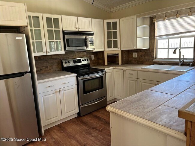 Building Photo - 1300 Eldron Blvd SE