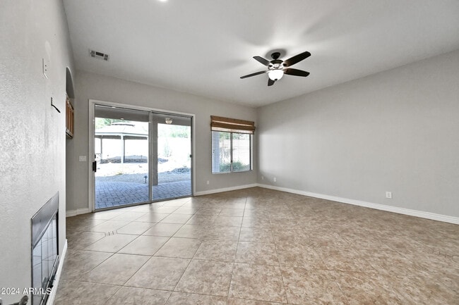 Building Photo - 6520 W Robin Ln