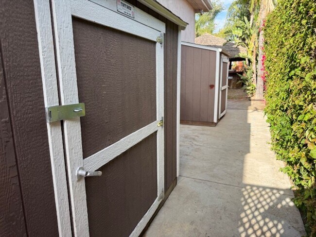 Building Photo - Gated estate with a backyard oasis