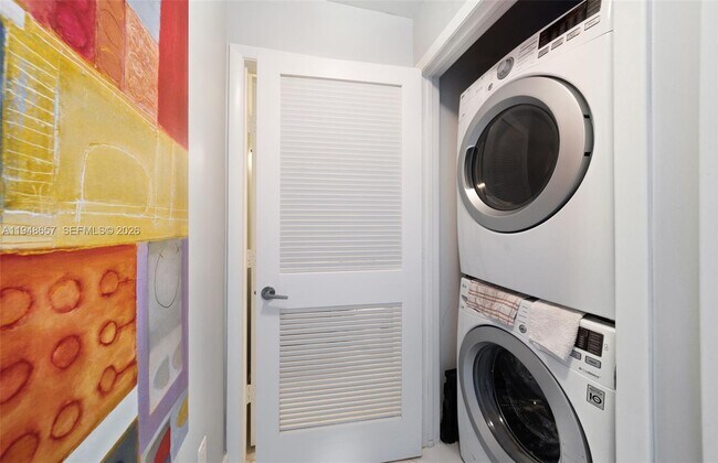 Building Photo - 2020 N Bayshore Dr