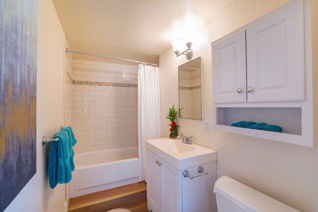 Building Photo - Stunning Mid-Century Modern 5bed/3.5 bath ...