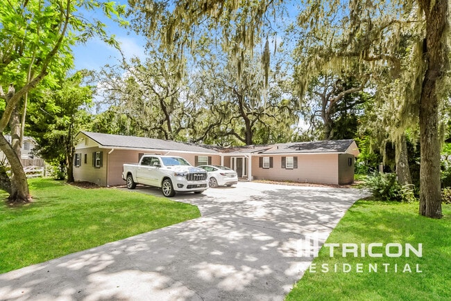 Primary Photo - 285 W Oak Hill Rd