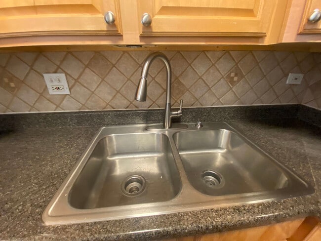 Building Photo - 4600 N Cumberland Ave