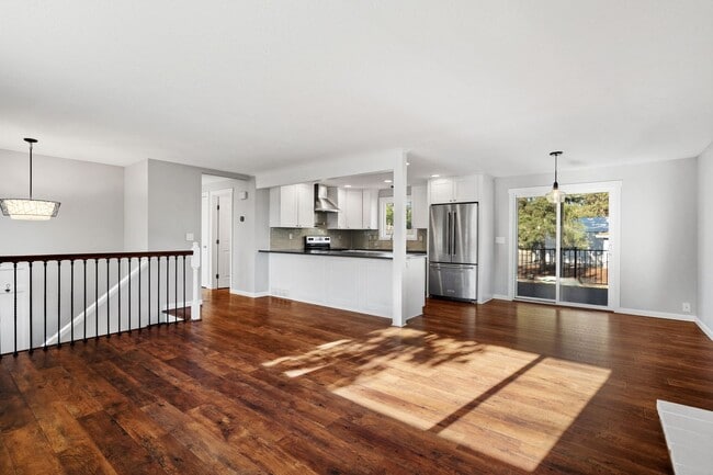 Building Photo - Gorgeous Four Bed-Two Bath Home