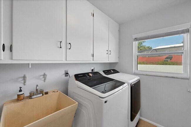 Building Photo - 3313 Pembrook Dr