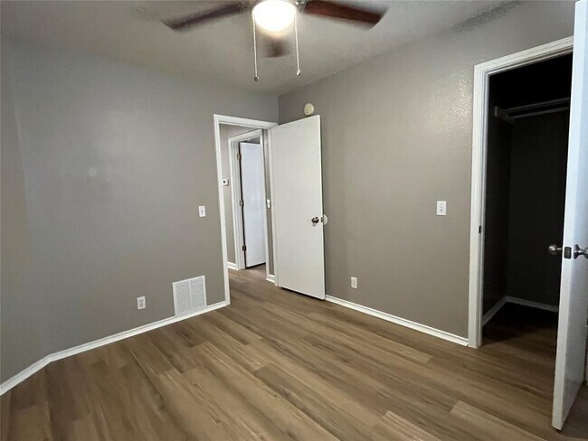 Building Photo - 15106 Chamberlain Ct