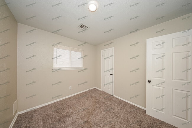 Building Photo - 709 N Dallas Ave