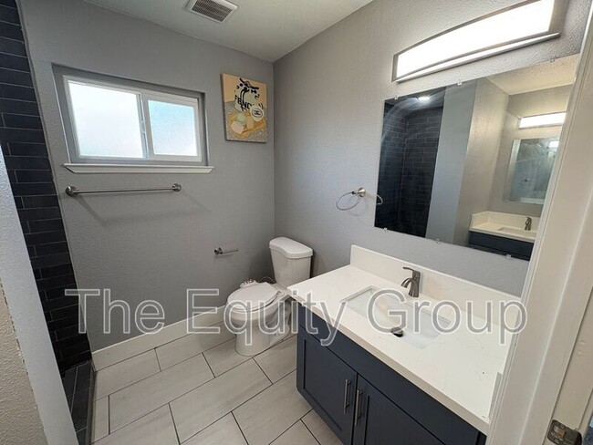 Building Photo - 609 S Acacia Dr