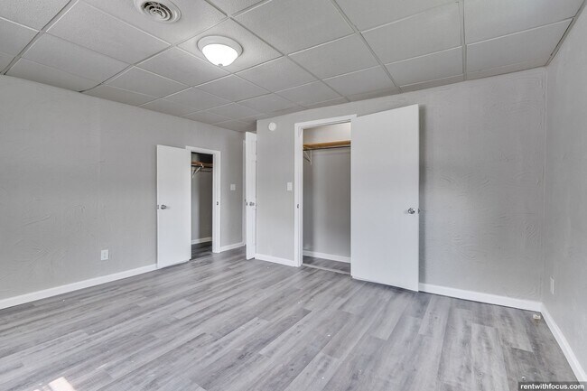 Building Photo - 204 Elm St