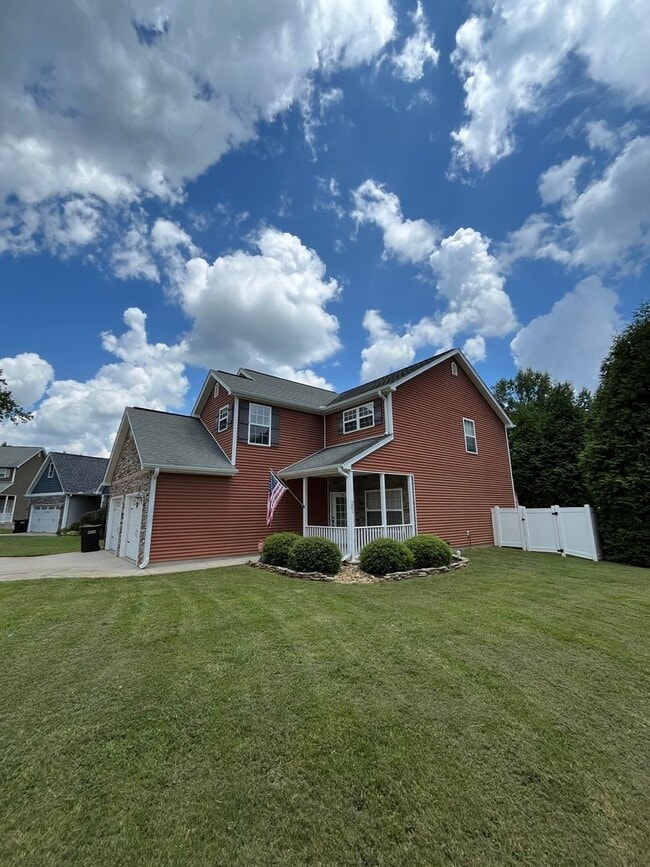 Building Photo - Stunning 3 Bed 3 Bath Home