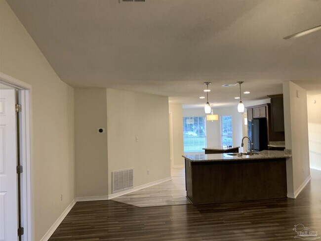 Building Photo - 4003 Lochmoor Dr